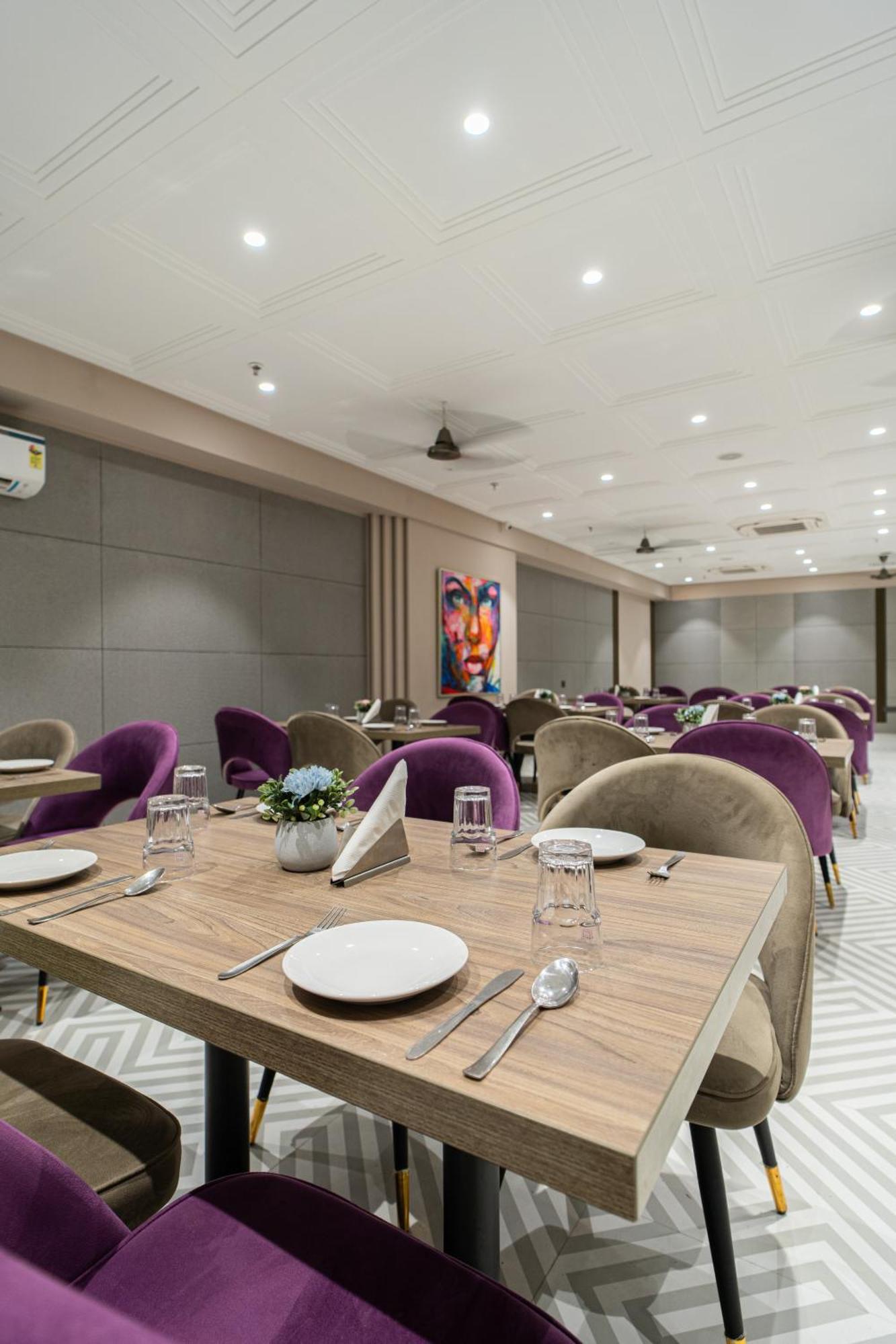 Hotel Sunstar Grand Delhi  Exterior photo