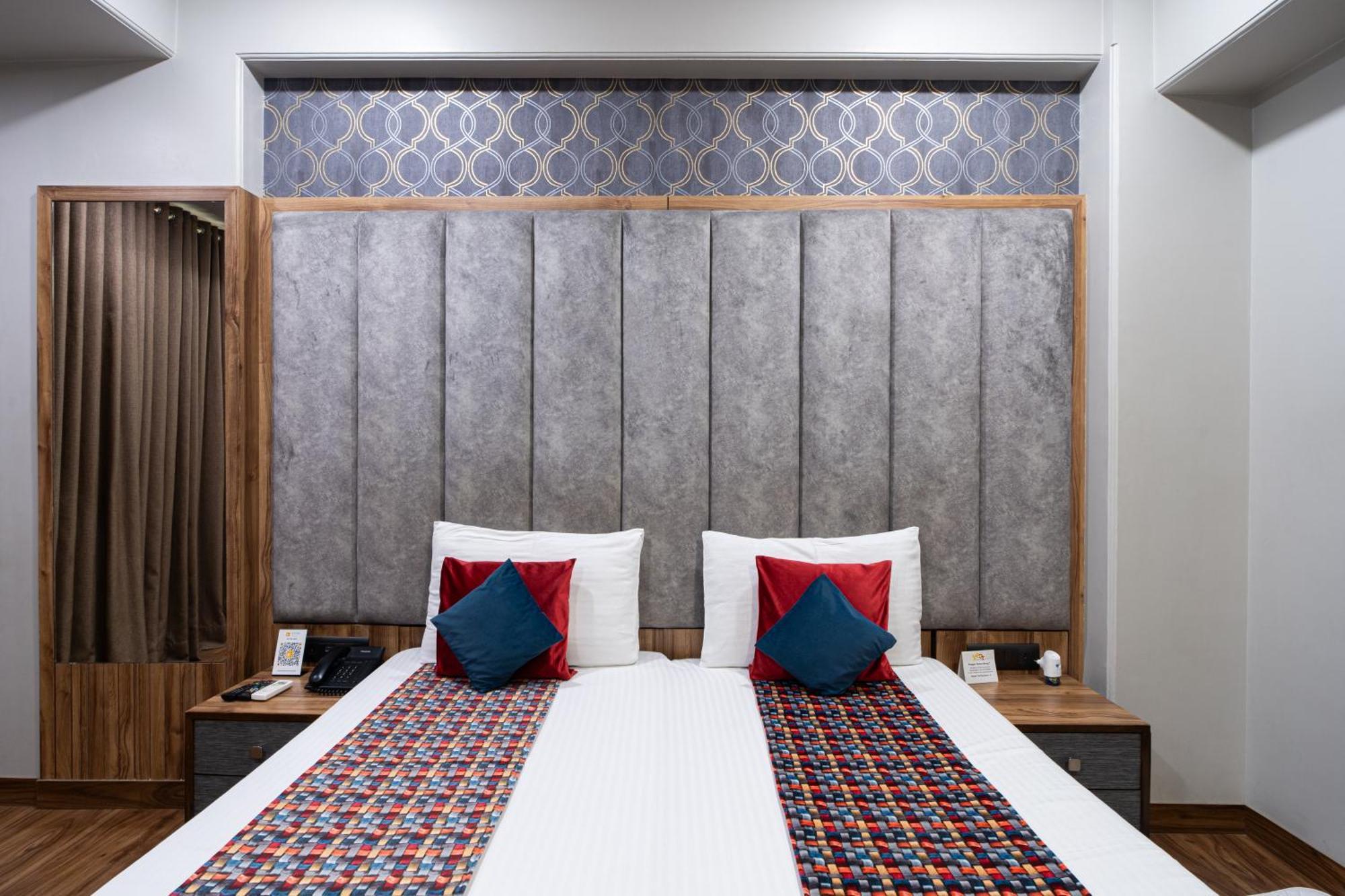 Hotel Sunstar Grand Delhi  Exterior photo
