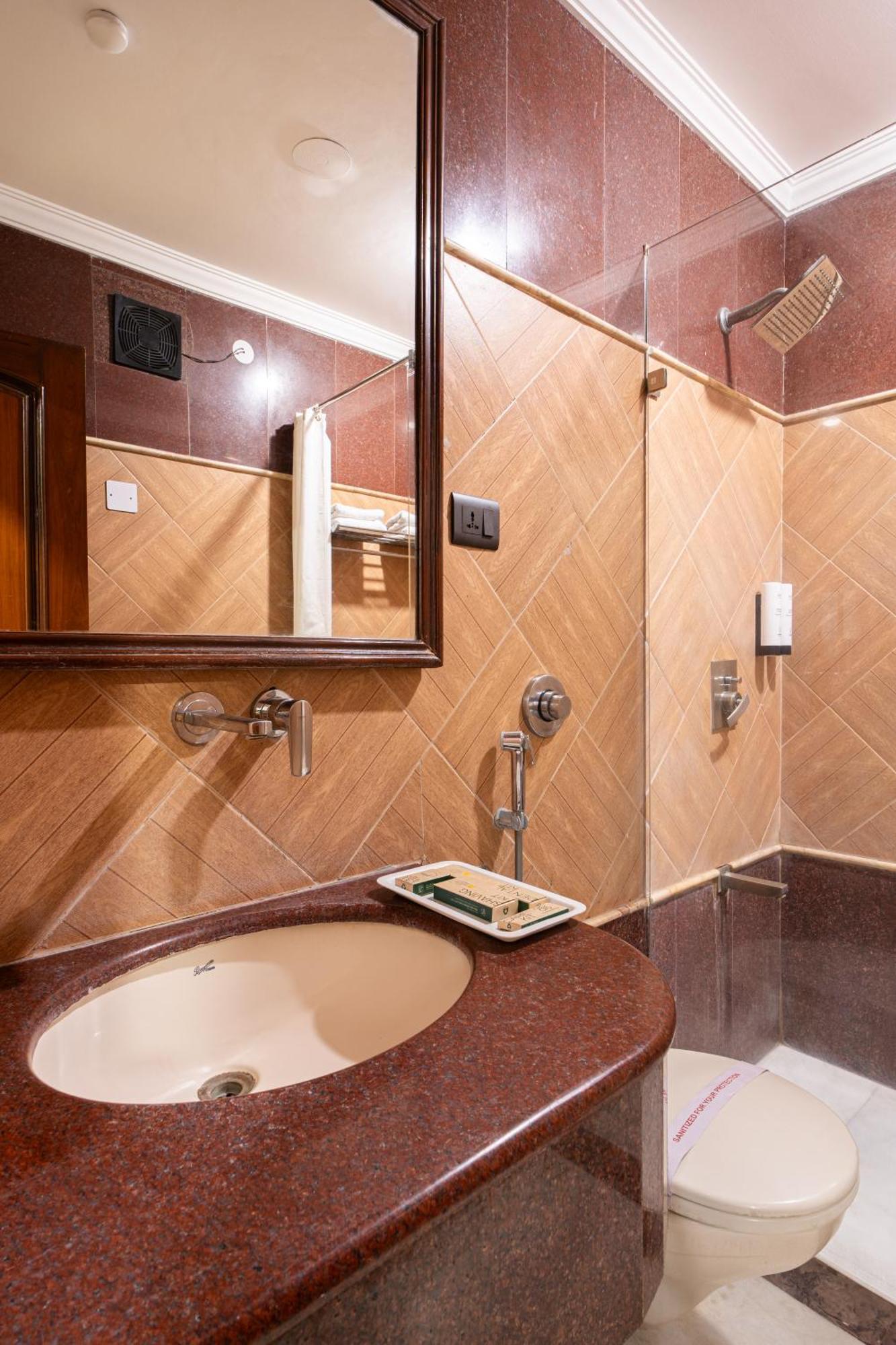 Hotel Sunstar Grand Delhi  Exterior photo