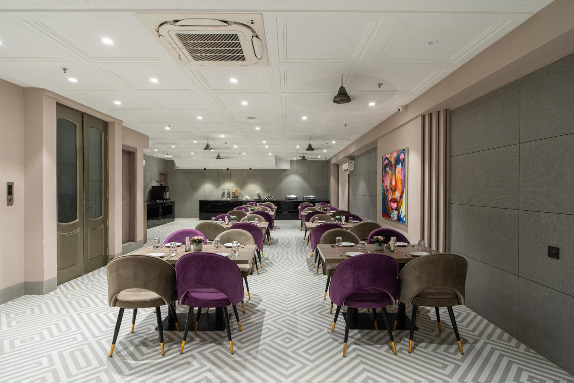 Hotel Sunstar Grand Delhi  Exterior photo