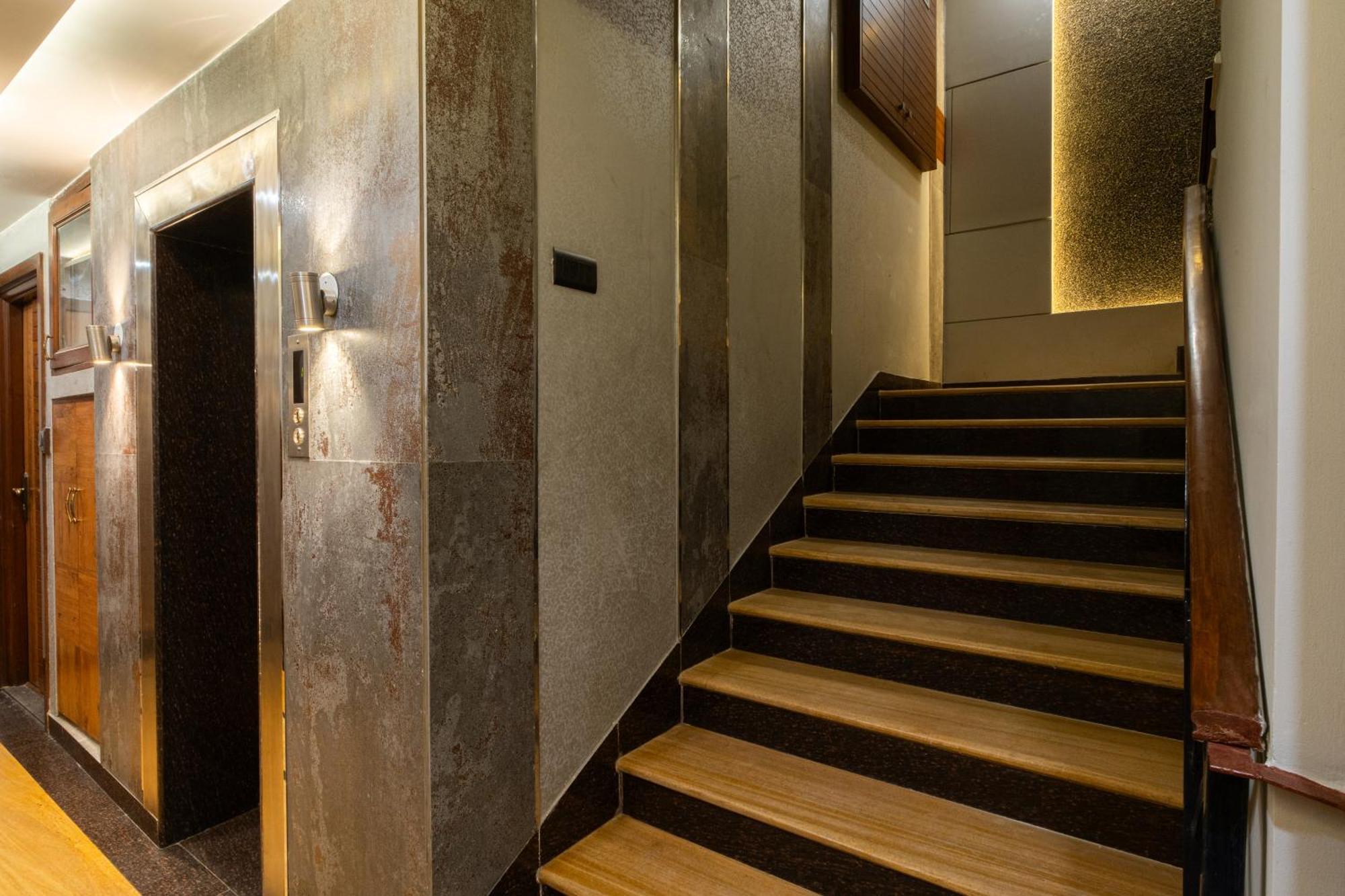 Hotel Sunstar Grand Delhi  Exterior photo