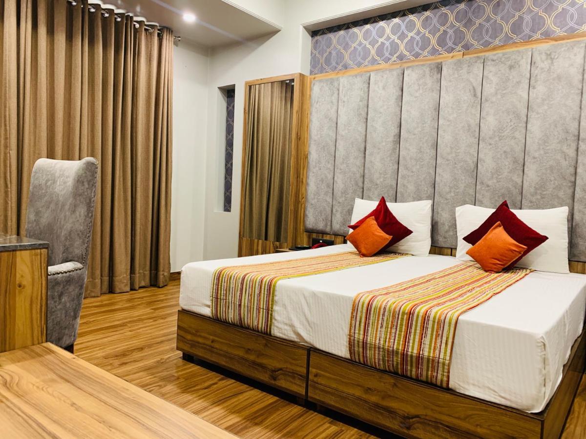 Hotel Sunstar Grand Delhi  Exterior photo